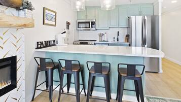 Mikrowelle, Ofen, Herdplatte, Wasserkocher mit Kaffee-/Teezubehör