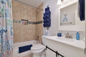 Secador de pelo, toallas, jabón, shampoo