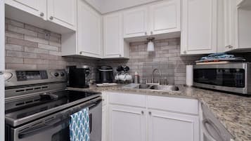 冰箱、微波炉、烤箱、炉灶