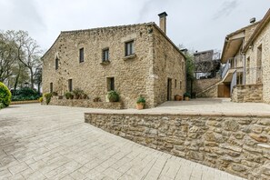 Exterior - Room 'Llebeix' with Shared Pool, Wi-Fi and Air Conditioning (Girona)