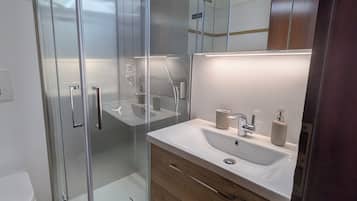 Dusche, Haartrockner, Handtücher, Seife