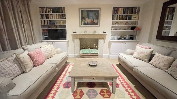 A living room with two sofas, a coffee table, a fireplace, and bookshelves. - Second nest Chelsea (London)