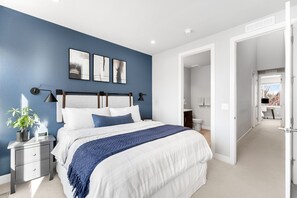 2 bedrooms, desk, iron/ironing board, WiFi