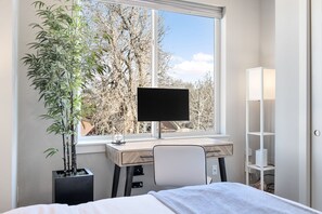 2 habitaciones, escritorio, tabla de planchar con plancha y wifi