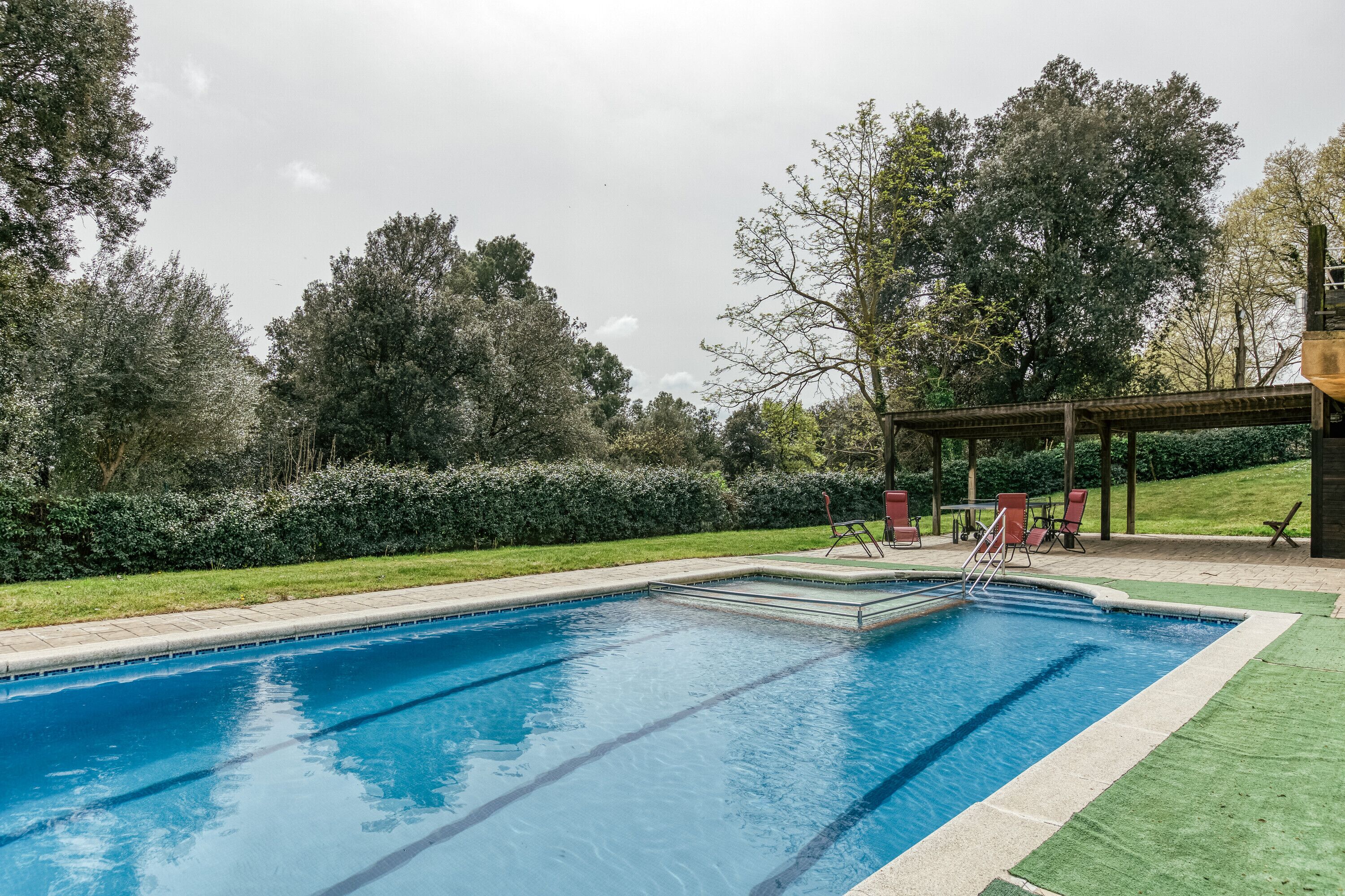 Una piscina cubierta