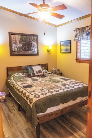 3 bedrooms, iron/ironing board, WiFi, bed sheets - The Love Shack (Sautee Nacoochee)