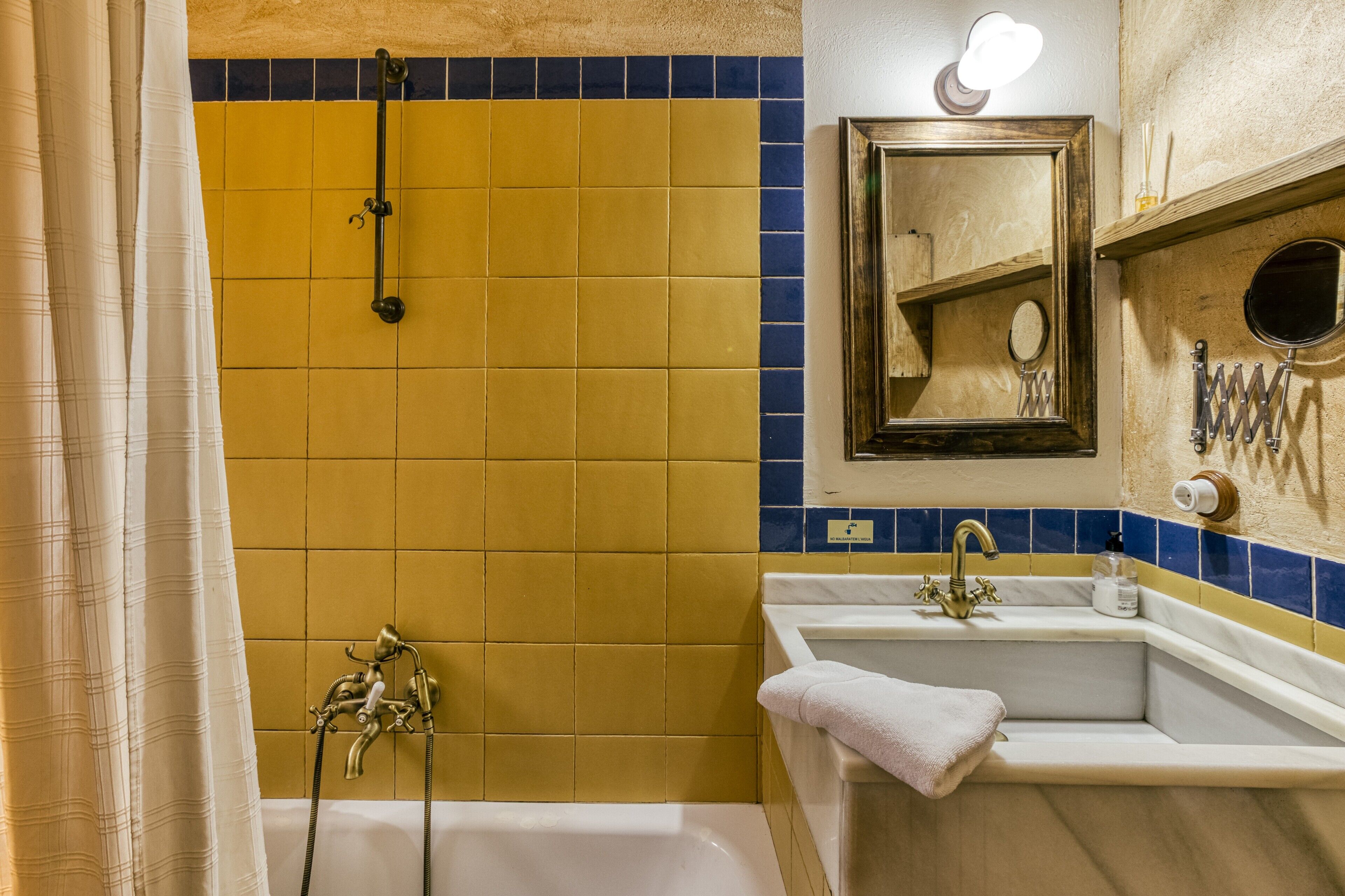 Une salle de bain avec une baignoire, un lavabo et une douche.