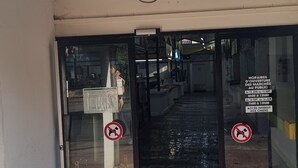 L'ingresso di un edificio con un cartello che riporta la scritta 'MARCHÉ DUPARC'.