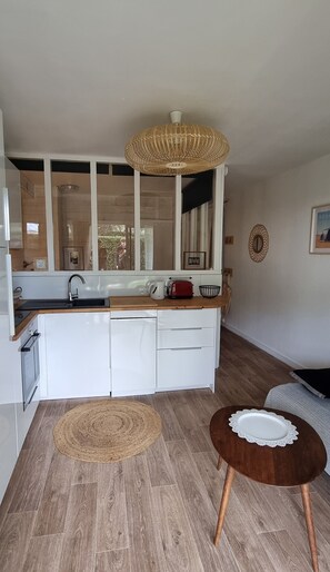 雪櫃、微波爐、焗爐、爐具