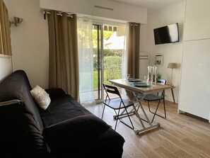 Living area - T2 with terrace near Grande Conche beach in Quartier du Parc (Royan)