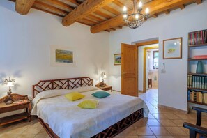 4 makuuhuonetta, silitysrauta/-lauta, ilmainen Wi-Fi, vuodevaatteet