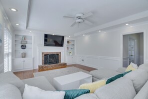 Smart TV - Luxurious Stay 6 Miles from the Masters! Pool, Hot tub, Robes, and More! (Martinez)