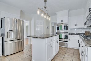 Microwave, oven, stovetop - Luxurious Stay 6 Miles from the Masters! Pool, Hot tub, Robes, and More! (Martinez)