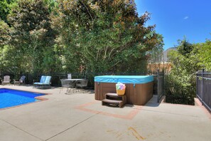 Terrace/patio - Luxurious Stay 6 Miles from the Masters! Pool, Hot tub, Robes, and More! (Martinez)