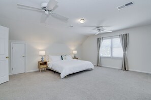 4 bedrooms, WiFi, bed sheets - Luxurious Stay 6 Miles from the Masters! Pool, Hot tub, Robes, and More! (Martinez)