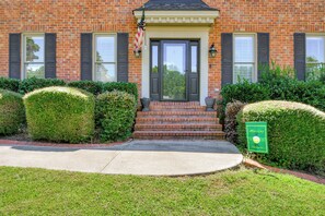 Exterior detail - Luxurious Stay 6 Miles from the Masters! Pool, Hot tub, Robes, and More! (Martinez)