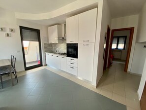 Fridge, oven, stovetop, coffee/tea maker - Bright and spacious to visit Rome (Vitinia)