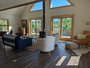 Televisión, chimenea y libros