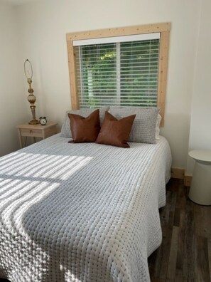 3 bedrooms, desk, iron/ironing board, travel cot