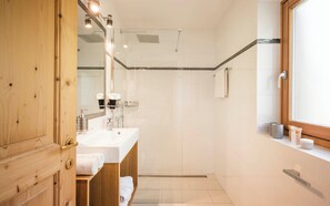 Shower, hair dryer, bathrobes, towels - Boutique Hotel Erlacher  (Villandro)