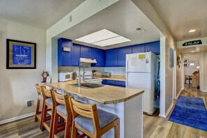 Private kitchen - NEW 2025 Cozy 1-bedroom condo in awesome Surf City with WiFi, AC (Surf City)