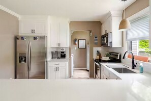 Fridge, microwave, oven, stovetop - 3 bedroom Family Friendly Retreat By the Bay! (Lower Township)