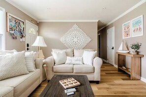 Smart TV, chimenea y libros 