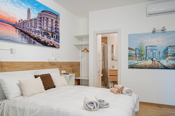 In-room safe, iron/ironing board, bed sheets