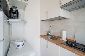 Jääkaappi, uuni, liesi, vedenkeitin