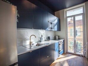 Réfrigérateur, micro-ondes, plaque de cuisson, lave-vaisselle