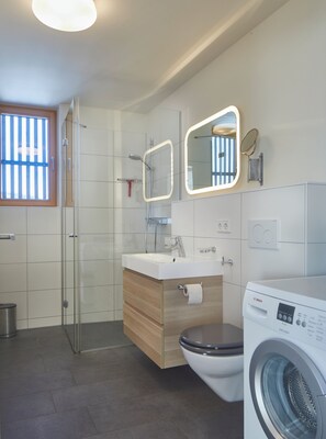 Douche, serviettes fournies, savon, papier toilette