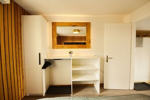 1 bedroom, free WiFi, bed sheets