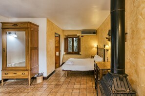 Unclassified image, 2 of 34, button - Room 'Garbi' with Shared Pool, Wi-Fi and Air Conditioning (Girona)