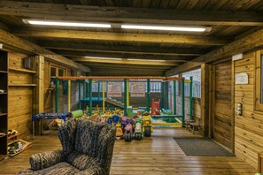 Children’s area - Room 'Ponent' with Shared Pool, Wi-Fi and Air Conditioning (Girona)