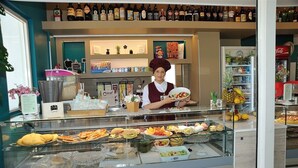 Ein Buffet mit verschiedenen Speisen und einer Auswahl an Getränken.