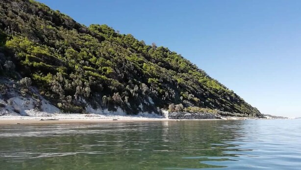 A coastal landscape with a clear view of the beach and rocky cliffs. - Camping Village San Menaio Mobilehome Happy Easy for 6 people (San Menaio)