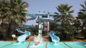 Un parc aquatique doté de plusieurs toboggans et d’un espace piscine.