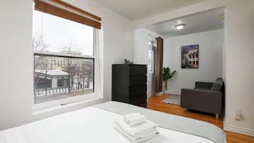 3 bedrooms, desk, iron/ironing board, travel crib