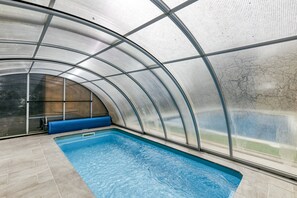 Indoor pool - Room 'Xaloc' with Shared Pool, Wi-Fi and Air Conditioning (Girona)
