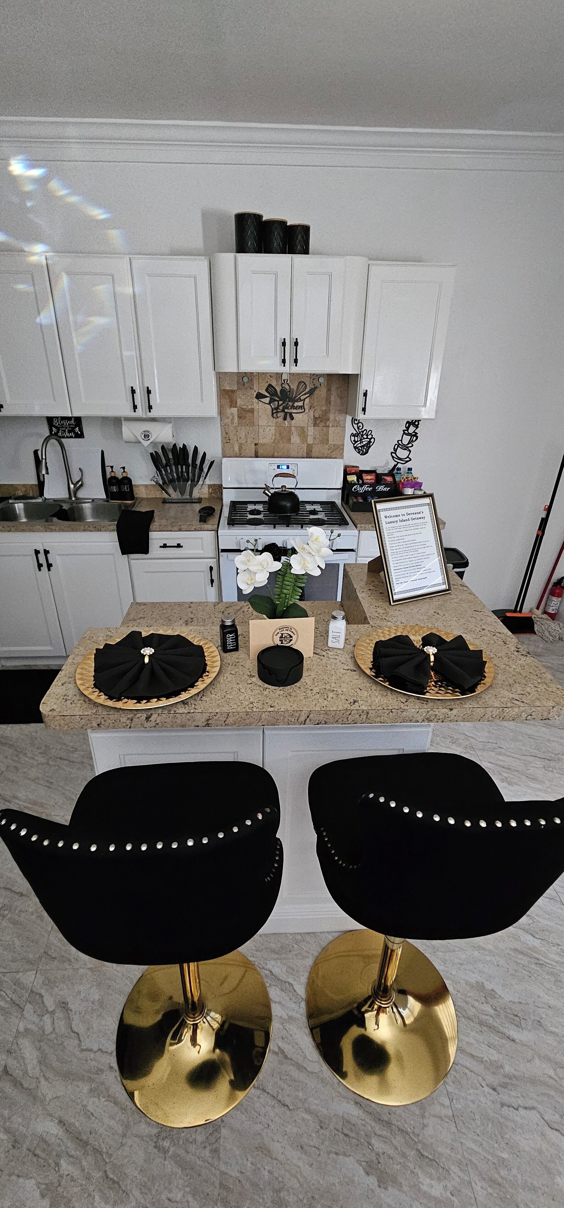 Réfrigérateur, micro-ondes, plaque de cuisson, bouilloire électrique