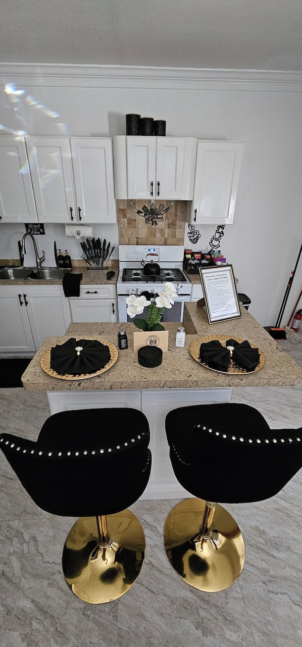 Kühlschrank, Mikrowelle, Herdplatte, Wasserkocher