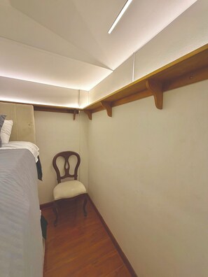 4 bedrooms, desk, free WiFi, bed sheets