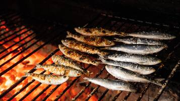 Pescado a la parrilla sobre fuego abierto.