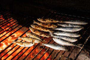 Pescado a la parrilla sobre fuego abierto.