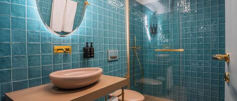Un baño con lavamanos, inodoro y ducha.