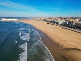 Ubicación cercana a la playa y arena blanca