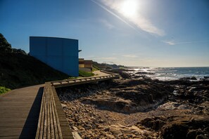 Nær stranden og hvit sand