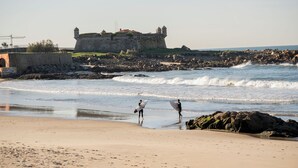 Pantai di sekitar dan pasir putih