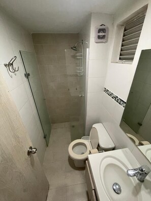シャワー、タオル、トイレットペーパー