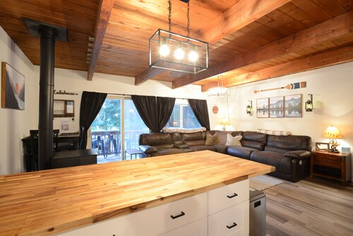 Lake Cushman Cabin: 1-Min Walk to 2 Lakes, Sleeps 10, 2.5 baths, Wi-Fi, Dogs OK!